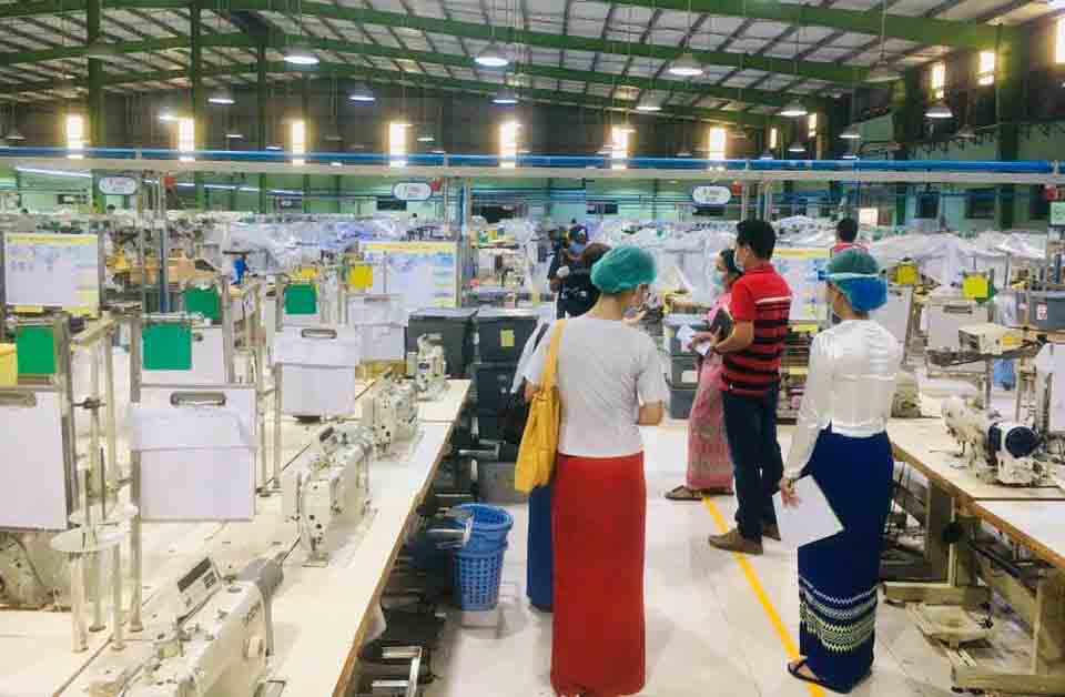 လှိုင်သာယာက အထည်ချုပ်စက်ရုံတရုံကို ပြန်ဖွင့်ခွင့်ပေးသင့် မပေးသင့် သက်ဆိုင်ရာက စစ်ဆေးနေ (ဓာတ်ပုံ)  