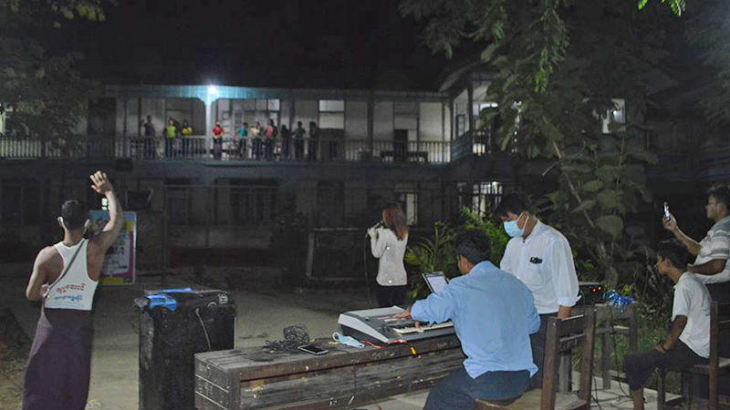 ကညွှတ်ကွင်း Quarantine Center နေသူများကို ဝါသနာရှင်လူငယ်များ သီဆိုဖျော်ဖြေ