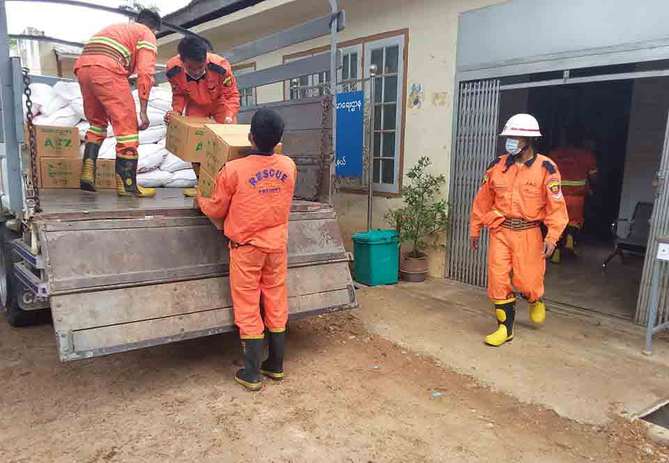ကယားပြည်နယ်ကျန်းမာရေးဝန်ထမ်းများကို ဆန်၊ ဆီနှင့် ကြက်ဥ ထောက်ပံ့