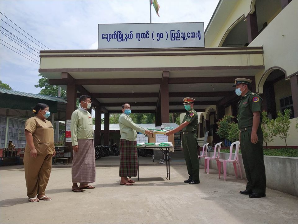 ချောက်မြို့ဆေးရုံကို အလယ်ပိုင်းတိုင်း စစ်ဌာနချုပ်က PPE ဝတ်စုံများ လှူဒါန်း