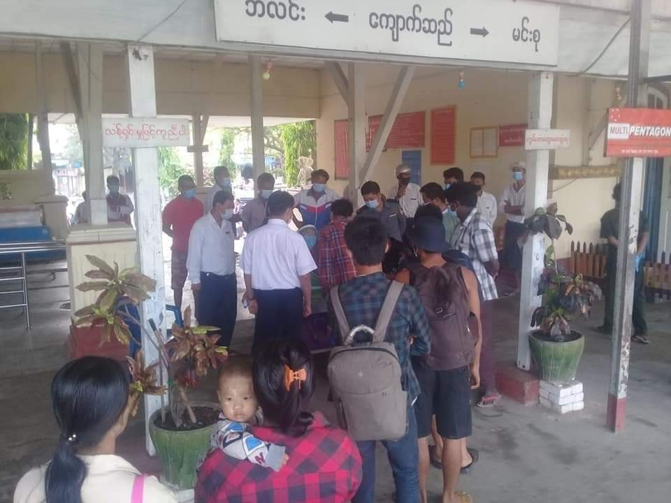 ရထားစီးခရီးသည်များ Quarantine မဝင်လိုသဖြင့် လမ်းခုလတ်ဘူတာတွင် ဆင်းသူများရှိနေ