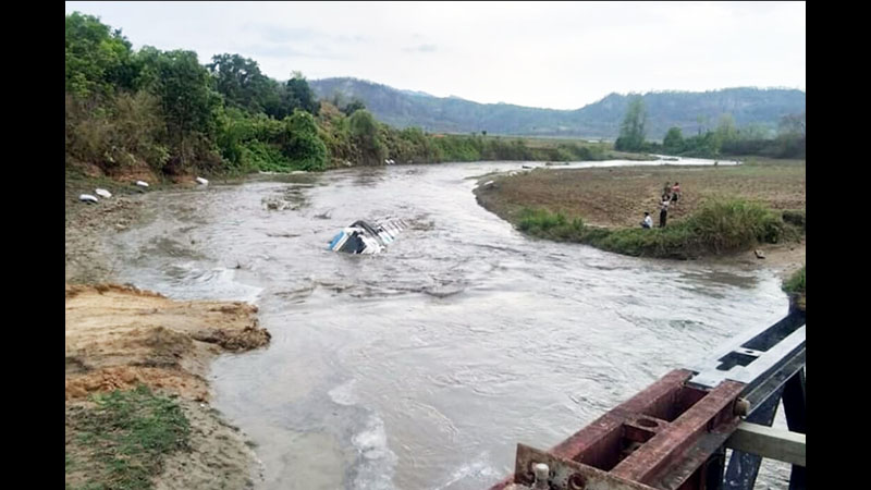 ကနီမြို့နယ်ရှိ ကွင်းလမ်းတံတားကျိုးကျ၊ ကုန်ကား ၁ စီး ရေထဲမျောပါ