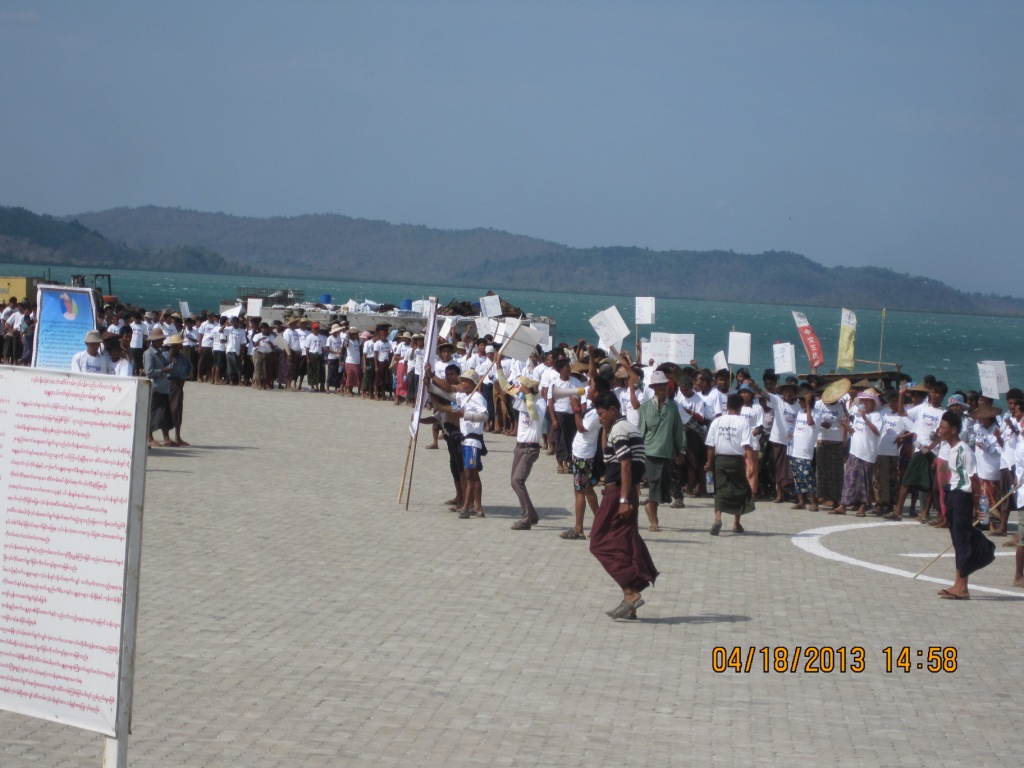 မေဒးကၽြန္းေဒသခံမ်ား တ႐ုတ္ကုမၸဏီကုိ ကန့္ကြက္ဆနၵျပ (ဓာတ္ပုံ)
