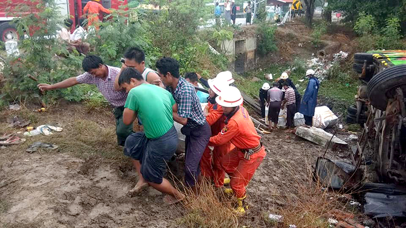 ရွှေဘို-မန္တလေးလမ်းတွင် Express ယာဉ်တစီး အရှိန်မထိန်းနိုင်ဘဲ တိမ်းမှောက်၊ ၆ ဦးဒဏ်ရာရ