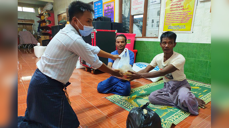 ပုသိမ်ဘူတာအနီးက ရေလုပ်သားများ နေရပ်ပြန်ရေးနှင့်စားဝတ်နေရေး အခက်အခဲဖြစ်နေ