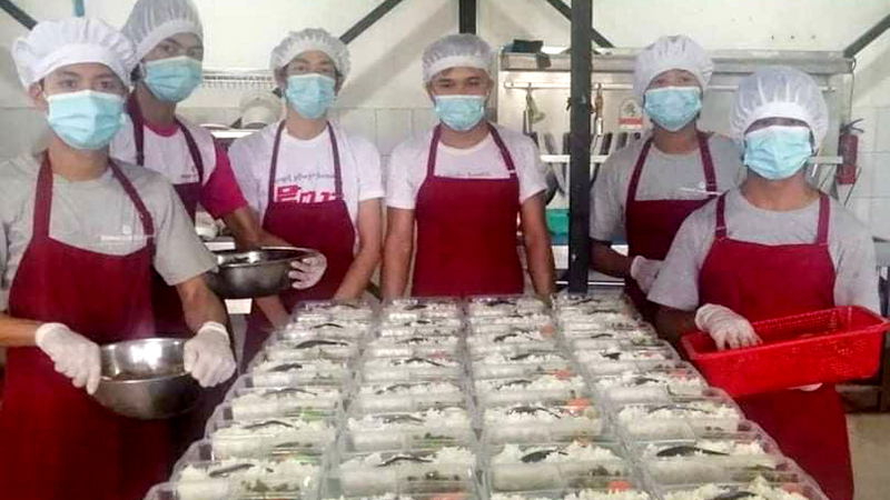 ဝေဘာဂီနှင့် တောင်ဥက္ကလာဆေးရုံ ကျန်းမာရေးဝန်ထမ်းများကို အစားအသောက် လှူဒါန်းပေးနေ