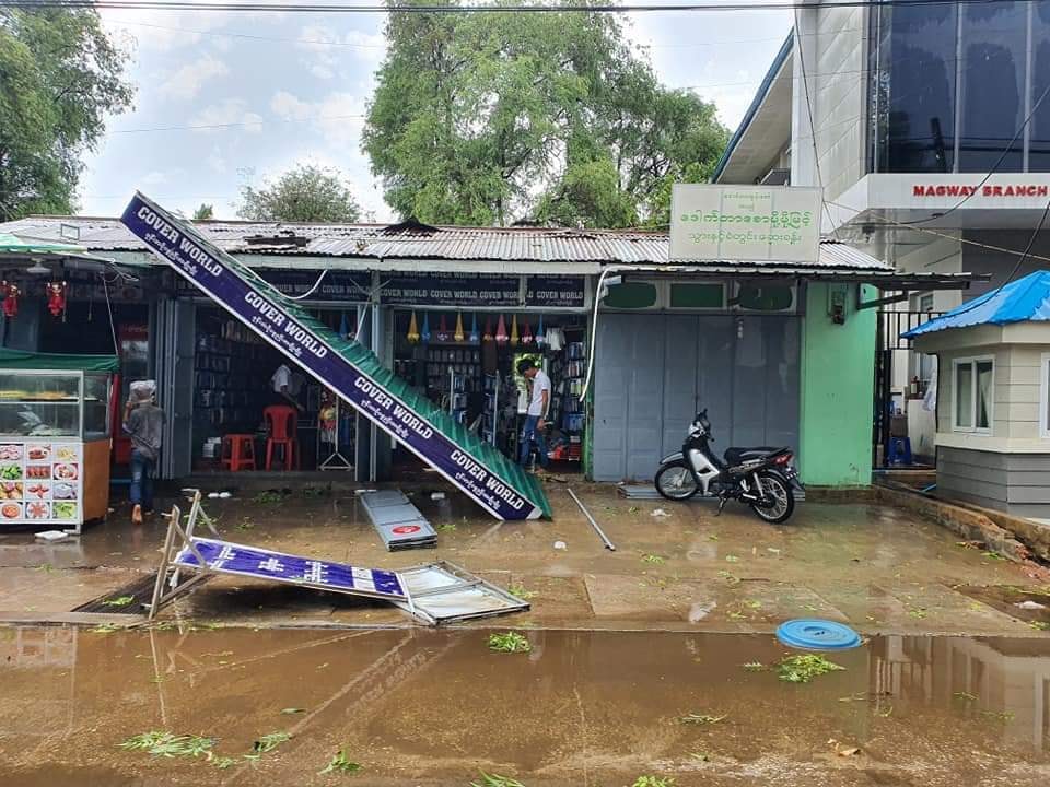 မကွေးမြို့တွင် လေပြင်းတိုက်ခတ်၊  နေအိမ်များအမိုးလန်ပြီး သစ်ပင်နှင့် ဓာတ်တိုင်အချို့ကျိုးကျ 