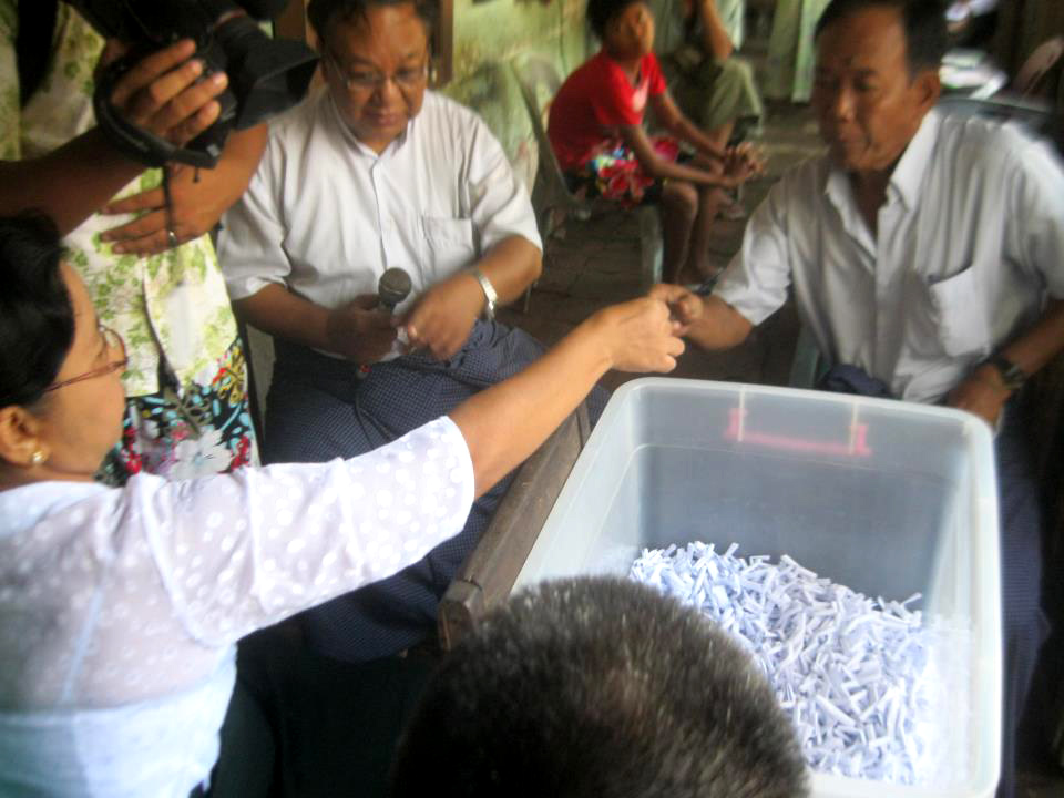 ဖုန္းဆင္းကတ္မ်ား ရန္ကုန္တြင္ မဲေဖာက္ေပး