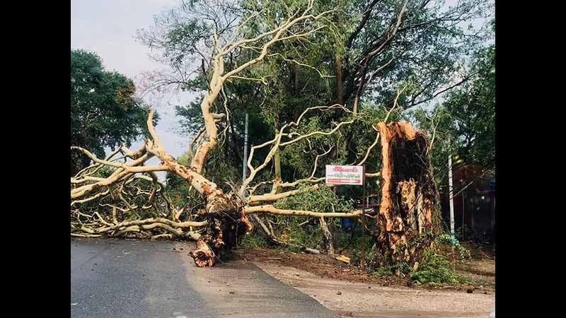 မကွေးတိုင်းတွင် မိုးသက်လေပြင်းကျပြီး ဘာသာရေးအဆောက်အအုံနှင့် လူနေအိမ်များပျက်စီး 