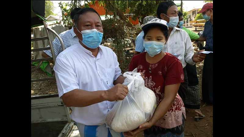 မကွေးမြို့တွင် ဝင်ငွေနည်း အိမ်ထောင်စု ၆၇၀ ကို အခြေခံစားသောက်ကုန်များလှူဒါန်း