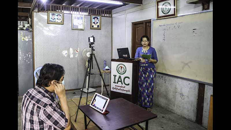 Grade 11 ကျောင်းသားများကို Virtual Classroom ဖြင့် သင်ကြားနေ (ဓာတ်ပုံ)