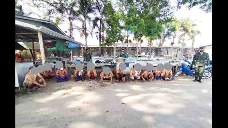 မယ်ဆိုင်တွင် အရက်ဝိုင်းဖွဲ့သောက်နေသည့်  မြန်မာ ၁၂ ဦးကို ထိုင်းရဲဖမ်းဆီး