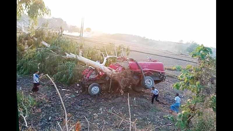 ပန်းတောင်းမြို့နယ်၌ ရေသွားလှူသည့် မီးသတ်ကားမှောက်ပြီး အရံမီးသတ်တပ်ခွဲမှူးသေဆုံး