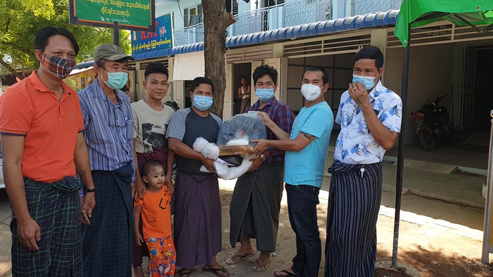 မုံရွာမြို့ခံ သတင်းထောက် ၂၂ ယောက်ကို အခြေခံစားသောက်ကုန်များ အိမ်အရောက်ဝေငှပေး