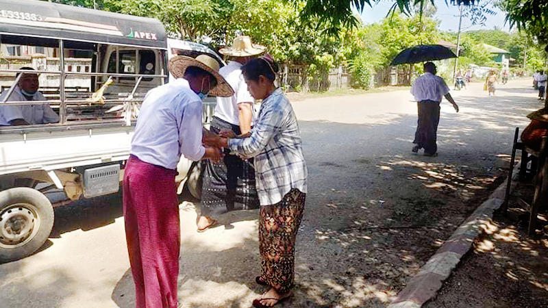လပွတ္တာတွင် ဆွမ်းခံရန်အခက်အခဲရှိနေသည့် စာသင်တိုက်အတွက် ကယ်ဆယ်ရေးအသင်း ကူညီ ဆွမ်းခံပေး