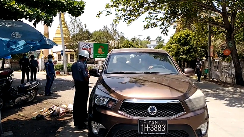 COVID-19 ကာကွယ်ရေး မြန်အောင်မြို့ထဲ သွားလာနေသည့် ကားများကို စစ်ဆေး