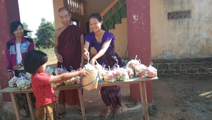 ရှမ်းပြည်တွင် အသွားအလာကန့်သတ်မှုကြောင့် ခရမ်းချဉ်သီးများ မရောင်းရသဖြင့် ပေးဝေ