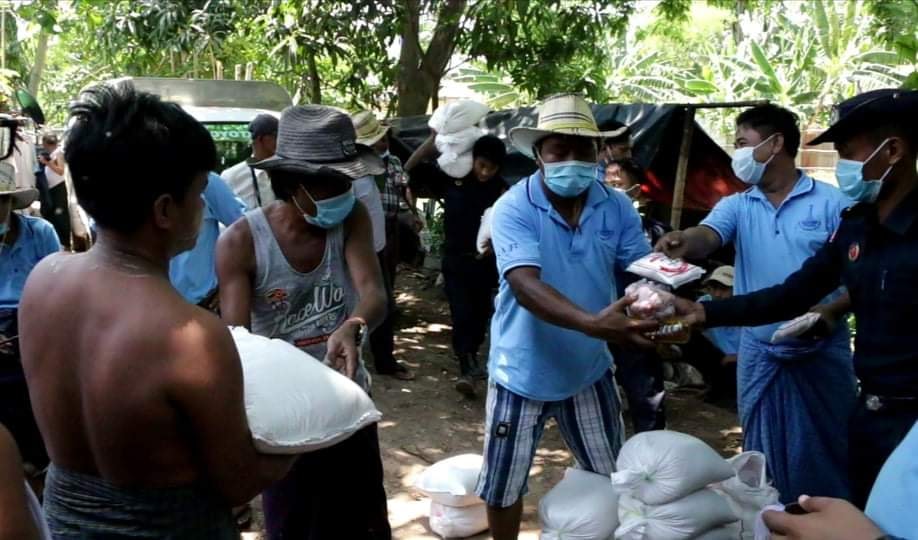 ပုသိမ်တွင် စားဝတ်နေရေး အခက်အခဲတွေ့နေသူ  ၄၅၀ ကျော်အတွက် စုပေါင်းလှူဒါန်း
