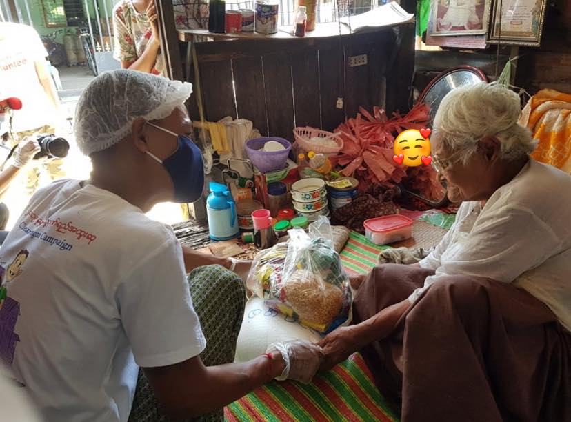 ကပ်ဘေးကာလ ဘိုးဘွားများအတွက် အိမ်တိုင်ရာရောက် စားနပ်ရိက္ခာ ဝေမျှပေးနေ