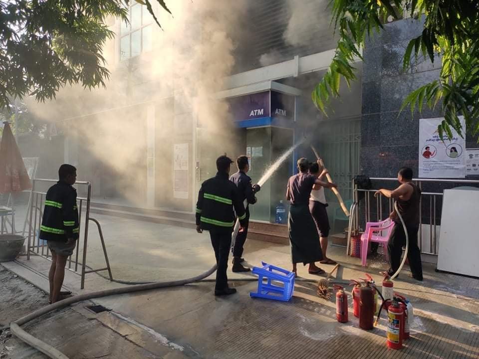 မကွေးမြို့ ကမ္ဘောဇဘဏ်ခွဲ (၁)တွင်  ATM ငွေထုတ်စက်မီးလောင် 