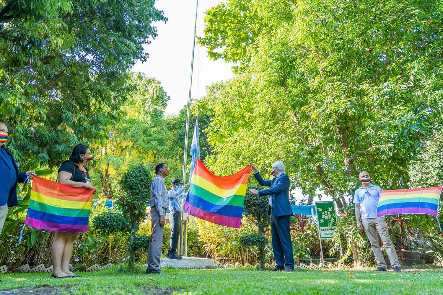 ရန်ကုန်ရှိ ကုသမဂ္ဂရုံး၌  LGBT အထိမ်းအမှတ်အလံလွှင့်ထူ (ဓာတ်ပုံ)
