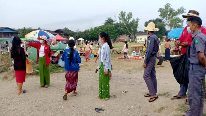 ခန္တီးမြို့ ဘောလုံးကွင်းစျေးတွင် Mask မတပ်သူ ၂၅ ဦးကို ဒဏ်ရိုက်