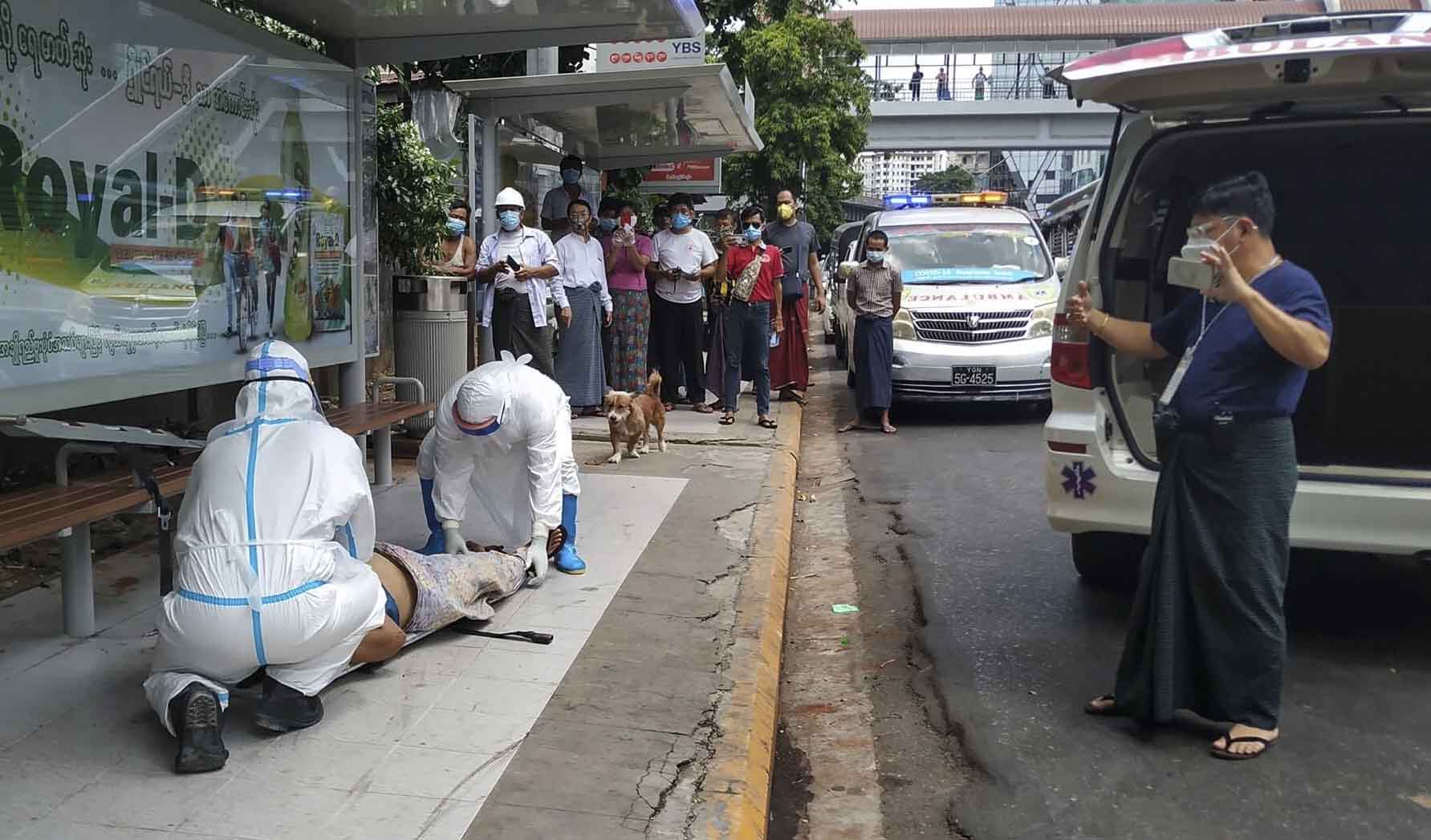 လှည်းတန်း-အင်းစိန် မှတ်တိုင်တွင် ကိုယ်အပူချိန်တက်ပြီး လဲကျနေသည့် အမျိုးသမီး ၁ ဦးကို ဆေးရုံပို့ (ဓာတ်ပုံ)