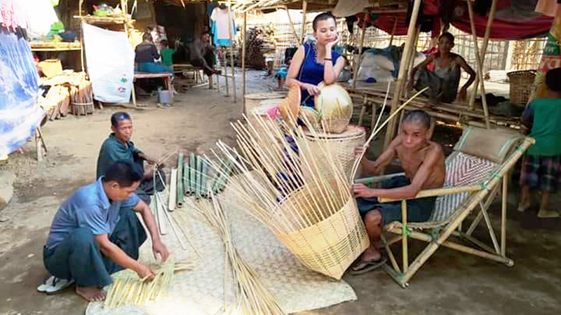 အမ်းမြို့နယ်က စစ်ဘေးရှောင်များ နှီးဖြင့်ရက်သည့် ခြေနင်းအမှိုက်ပုံးများ ထုတ်လုပ်ရောင်းချ