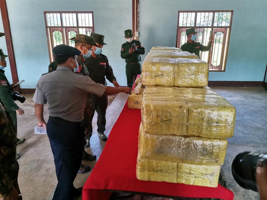 UWSA ကဖမ်းဆီးရမိသည့်  စိတ်ကြွမူးယစ်ဆေးပြား ၃ သန်းခွဲကျော်ကို တပ်မတော်ထံအပ်နှံ