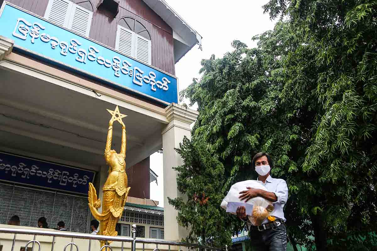 စားဝတ်နေရေးအခက်ကြုံနေသည့် ရုပ်ရှင်လောကသားများအတွက် စားနပ်ရိက္ခာထောက်ပံ့ 