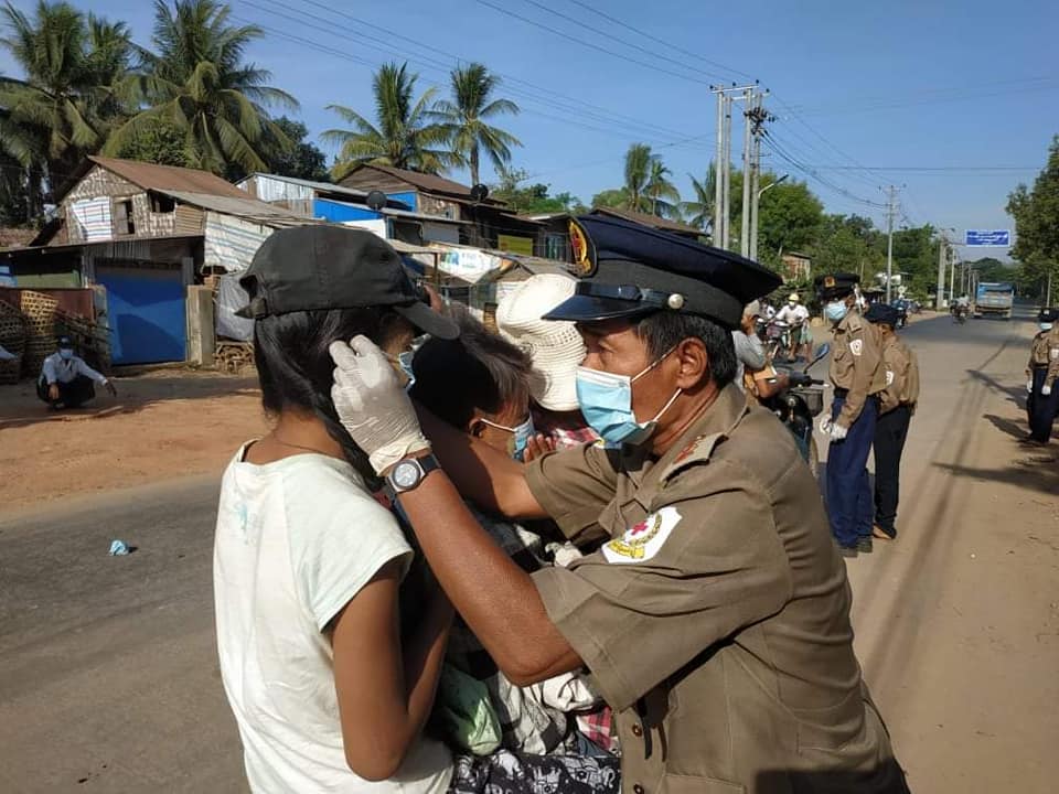 လက်ပံတန်းမြို့၌ mask မတပ်သူ ၁၃၀ ခန့်ကို ဒဏ်ရိုက်အရေးယူ