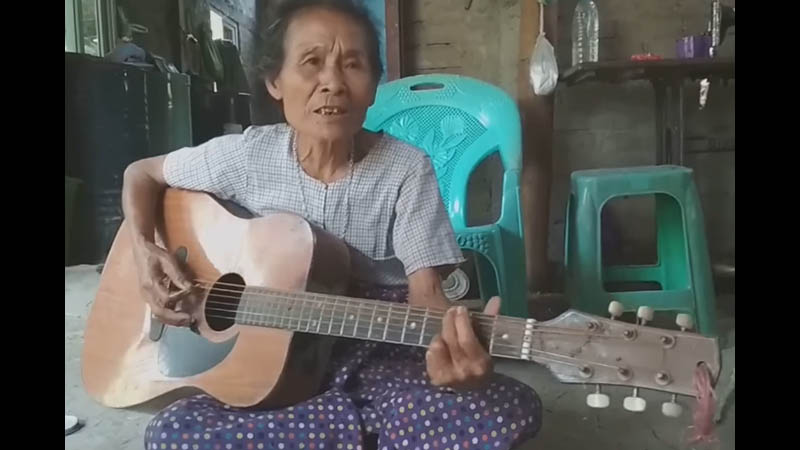 သမန်းကျားကိုမြင့်သီချင်းကို ဂစ်တာတီးပြီး ဆိုပြသည့် ဖွားဖွား အွန်လိုင်းပေါ် နာမည်ကြီးနေ(ရုပ်သံ)   (ဖေ့စ်ဘွတ်ခ်ရွာ… ဖေ့စ်ဘွတ်ခ်ကမ္ဘာ)