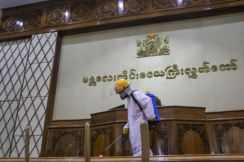 မန္တလေးတိုင်း လွှတ်တော်အဆောက်အဦကို COVID-19 ကာကွယ်ရေး ပိုးသတ်ဆေးဖျန်း (ဓာတ်ပုံ)