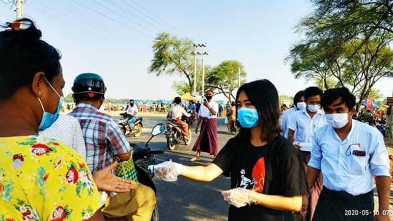 မုံရွာဈေးများတွင် ကိုဗစ်-၁၉ ကာကွယ်ရန် ခရိုင်ဗကသအဖွဲ့ချုပ်က Mask များ ဝေငှ