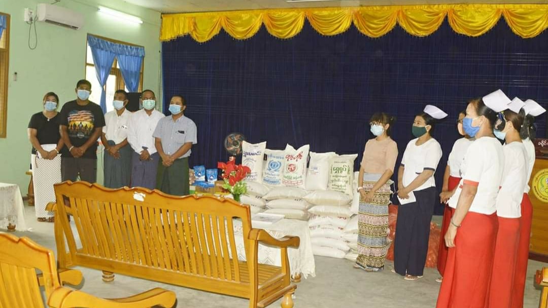 ရွှေဘိုမြို့က ကျန်းမာရေးဝန်ထမ်း ၁၅၀ ကို အခြေခံစားသောက်ကုန်များ ကူညီထောက်ပံ့