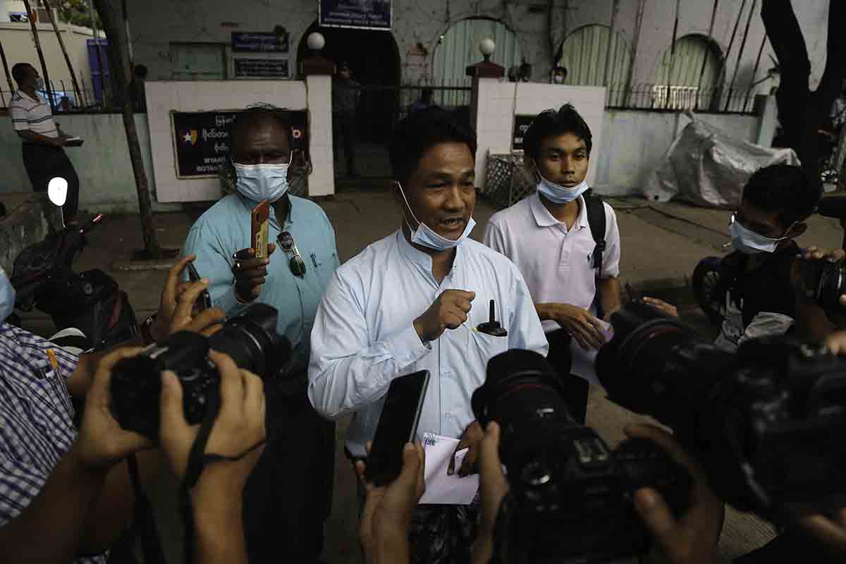 ရန်ကုန်တိုင်းဝန်ကြီးချုပ်နှင့် ဇနီးအပါအဝင် ၈ ဦးကို အရေးယူပေးရန်  ဗိုလ်တထောင်ရဲစခန်း၌ တိုင်ကြား