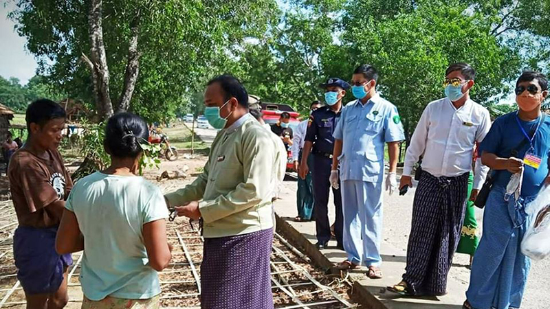 ပုသိမ်မြို့တွင် ဒဏ်ရိုက်ရငွေဖြင့် Mask ၂၆၀၀ ကျော် အခမဲ့ပေးဝေ