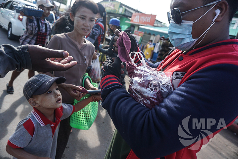 ဆိုင်ကယ်စီးသူများ စုပေါင်းပြီး Mask များ လှူဒါန်းပေးဝေ (ဓာတ်ပုံ)