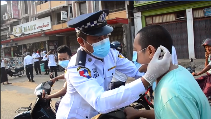 ပဲခူးတိုင်းတွင် နှာခေါင်းစည်းမတပ်သူများအား ဒဏ်ရိုက်ပြီး မဝယ်နိုင်သူများကို အခမဲ့ပေးဝေ