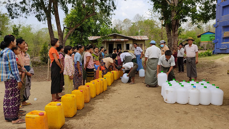 ဂန့်ဂေါမြို့နယ်အတွင်း သောက်သုံးရေ ခက်ခဲနေသည့် ကျေးရွာများကို ရေလှူဒါန်းပေးနေ