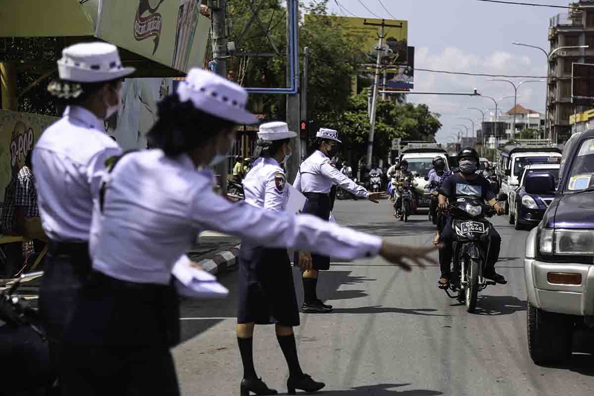 မော်တော်ယာဉ် ဥပဒေအသစ် အများပြည်သူသိရှိရန် မန္တလေးတွင် လက်ကမ်းစာစောင်များ ဝေငှ (ဓာတ်ပုံ)