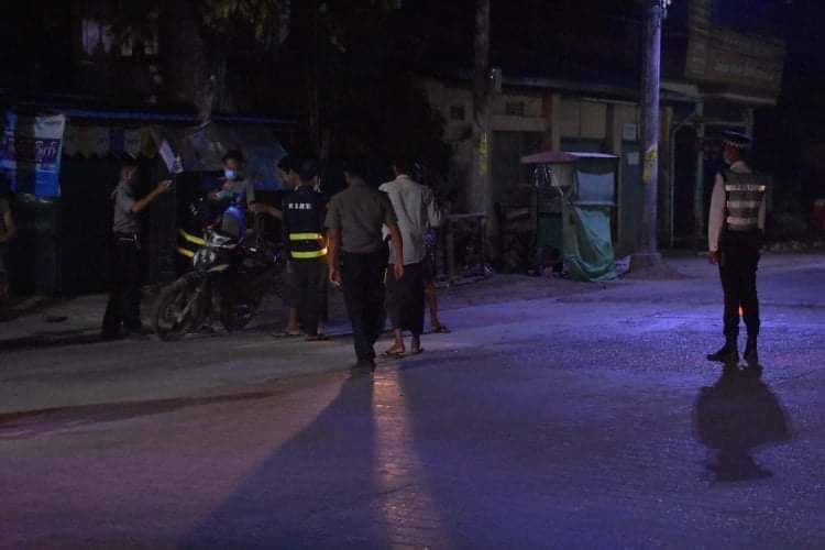 ဧရာဝတီတိုင်းတွင် ညမထွက်ရအမိန့်ချိုးဖောက်သူ အမျိုးသမီး ၁၃ ဦးအပါအဝင် ၅၀၀ ကျော်  အရေးယူခံရ 