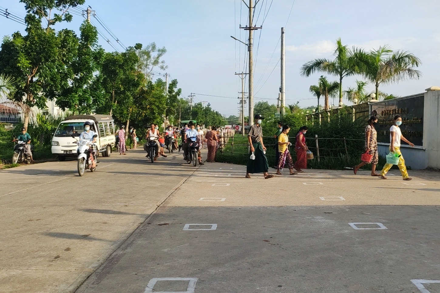 ပုသိမ်ဟွာပိုတိုင်းစ်အထည်ချုပ်စက်ရုံတွင် အခွင့်အရေးချိုးဖောက်ခံရသည့် အလုပ်သမား ၃ ဦးက သမ္မတထံ တိုင်ကြားမည်