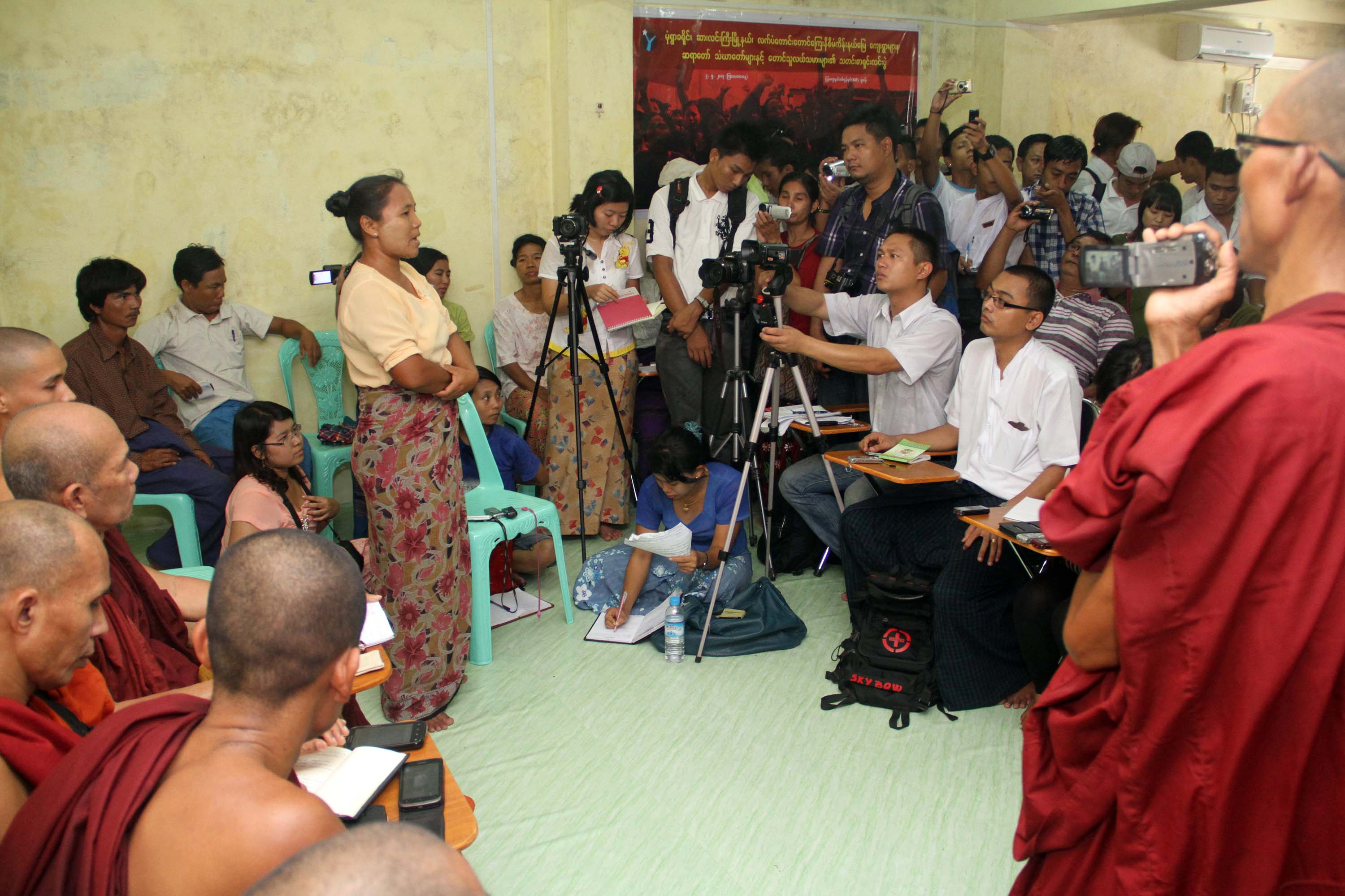 လက္ပန္းေတာင္းေဒသခံမ်ား သတင္းစာ႐ွင္း (ဓာတ္ပုံ)
