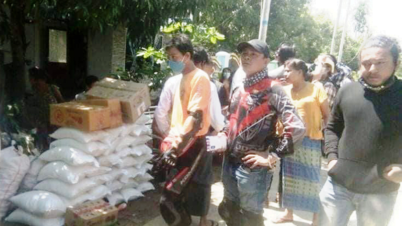 တိုက်ကြီး မရှိနွမ်းပါးအိမ်ထောင်စုများကို ဆန်နှင့်ရိက္ခာ ဆိုင်ကယ်ချစ်သူများအဖွဲ့ လှူဒါန်း
