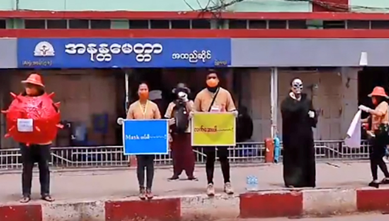 အိမ်ပြင်ထွက်သည့်လူများ Mask တပ်ရန် တောင်ကြီးမြို့မစျေးတွင် ကမ်ပိန်းလုပ်