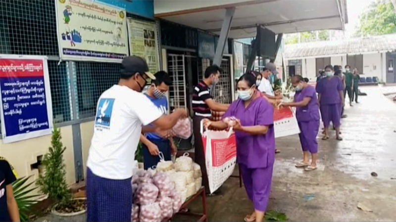 မြန်အောင်ဆေးရုံကြီးမှ ကျန်းမာရေးဝန်ထမ်းများကို စားသောက်ကုန်များ လှူဒါန်း