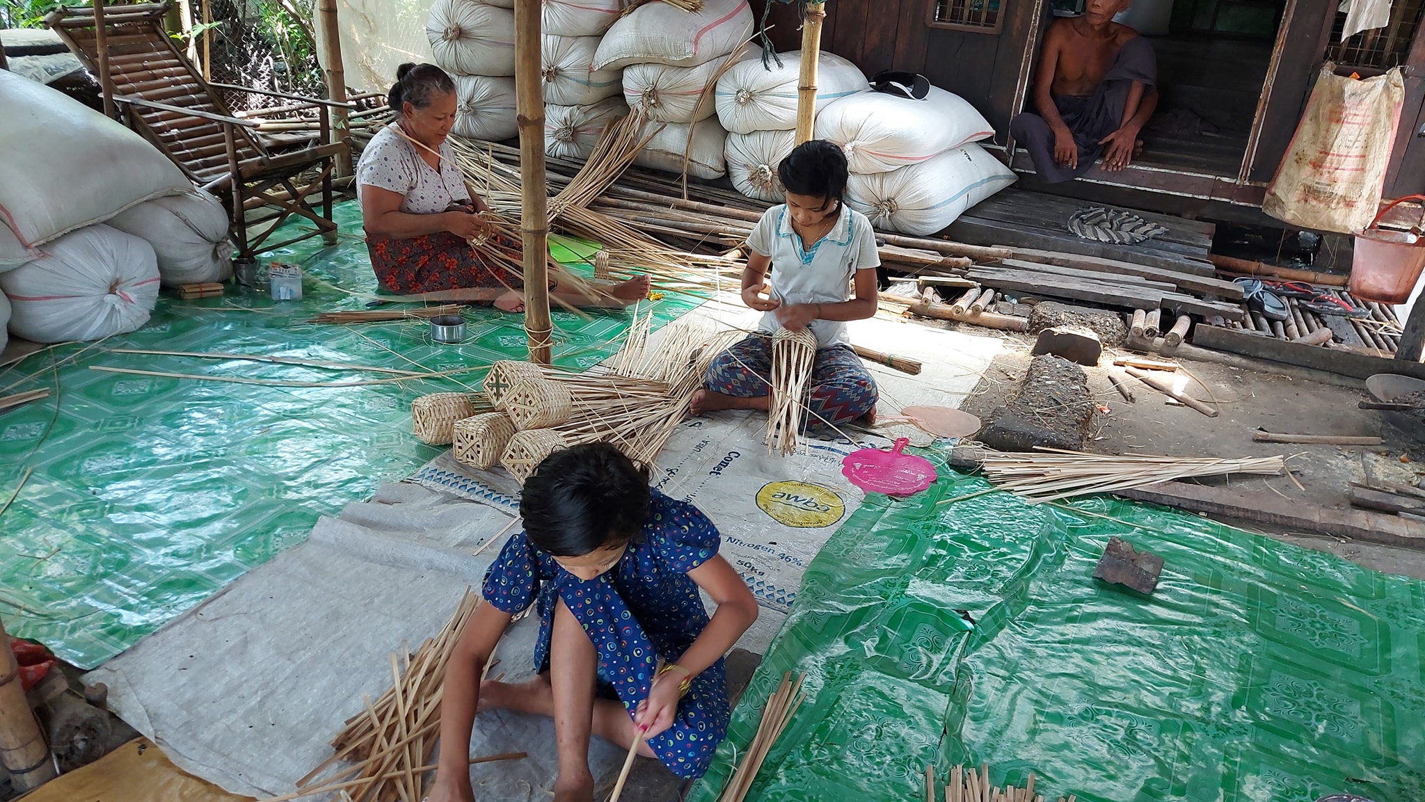ကျေးလက်က မိသားစုတစ်ပိုင်တစ်နိုင် လက်မှုလုပ်ငန်းများ အစိုးရထောက်ပံ့ချေးငွေလိုအပ်နေ