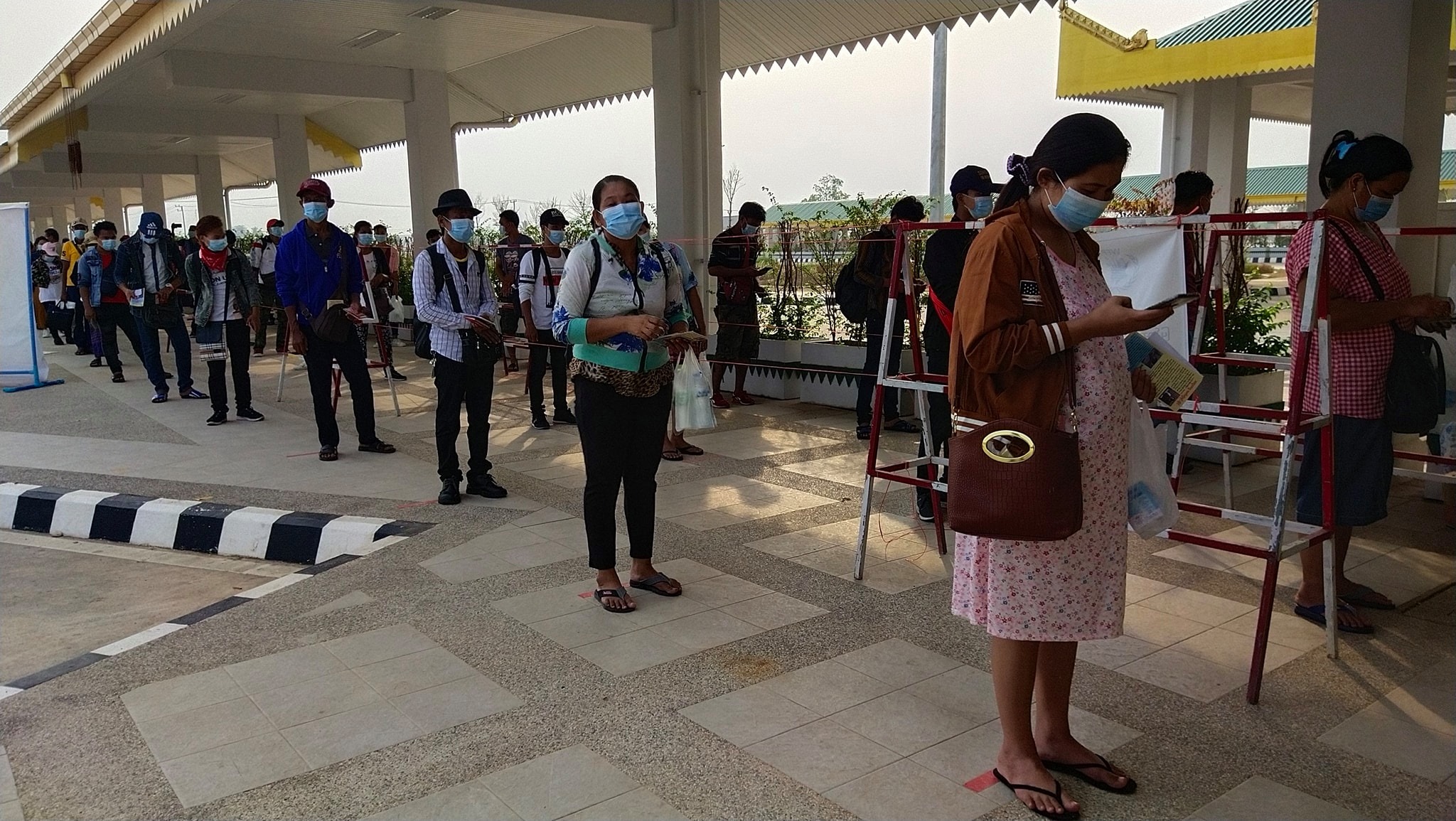 နေရပ်ပြန် အထောက်အထားမဲ့ ရွှေ့ပြောင်းလုပ်သားများ ခရီးသွားလာရေး အခက်အခဲရှိနေ