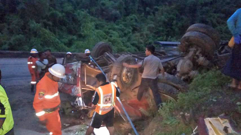 ဂုတ်တွင်းလမ်းပိုင်းတွင် ခရီးသည်တင် Express ကားမှောက်  ၃ ဦးသေ၊ ၁၃ ဦးဒဏ်ရာရ 